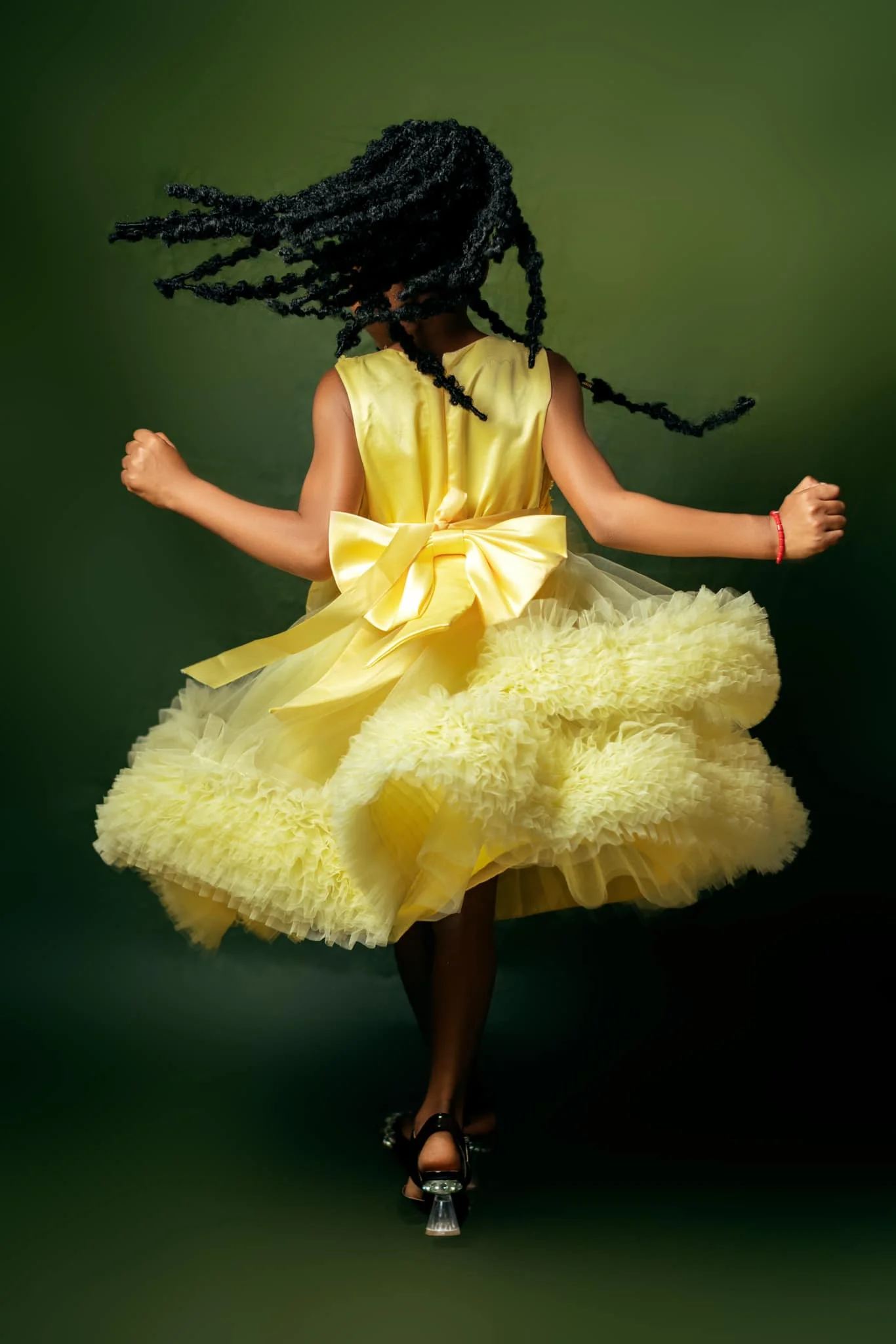 فستان حفلة عيد ميلاد للفتيات باللون الأصفر مطرز بالخرز على شكل زهرة للفتيات لحفلات الزفاف بطول الشاي فساتين التقاط الصور للفتيات الصغيرات