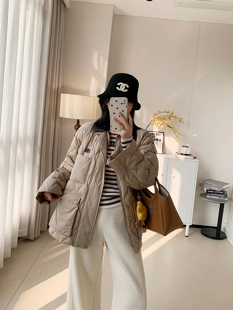 

Легкое женское пуховое пальто свободного кроя средней длины с открытым воротником, утепленное, для повседневной носки, из нейлоновой ткани, белое, с наполнителем из пуха.