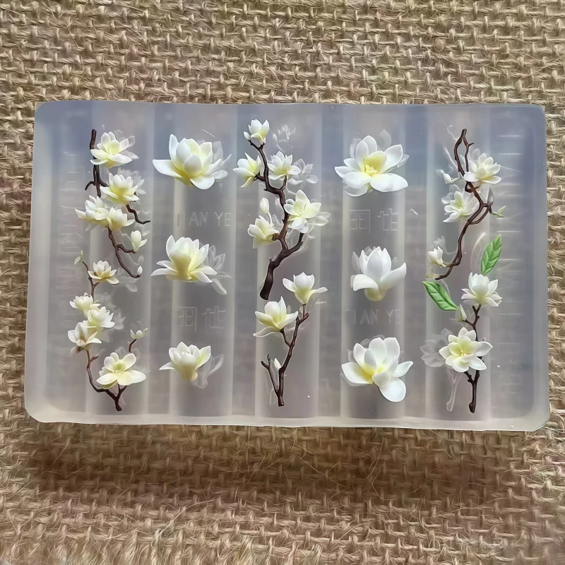 Eine Nagelkunstform aus Magnolienblüten, Blumenmustern, dreidimensionalen Schnitzereien, transparente Silikonform – Detail 4