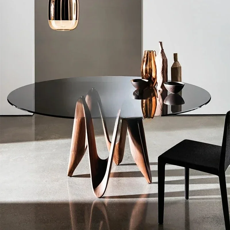 

Минималистичный стеклянный обеденный стол из черного ореха. Современная гостиная. Круглый минималистичный художественный обеденный стол.