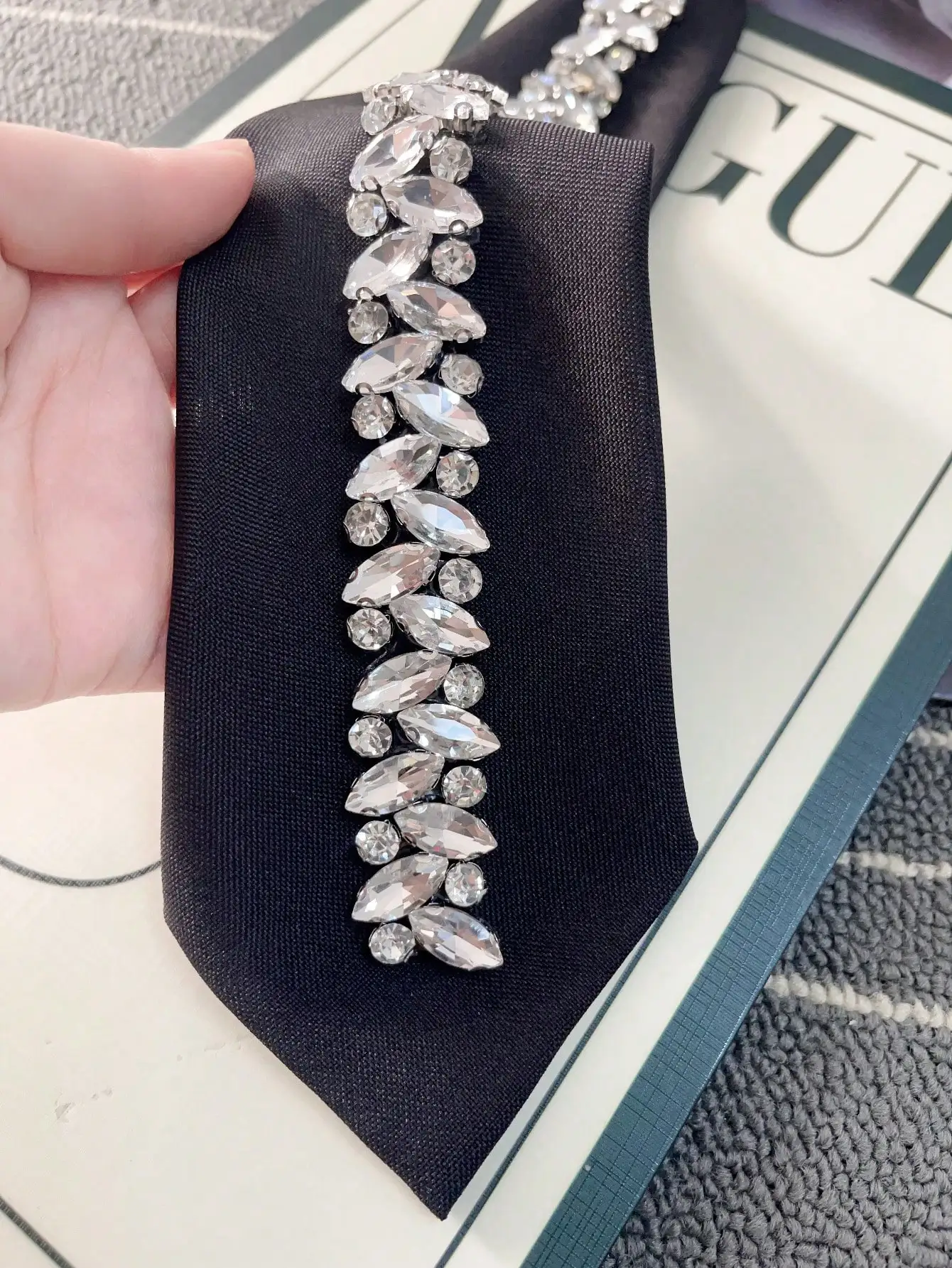 A Original Niche Design, Shiny and Elegant Rhinestone Decoration, Adjustable Tie and Tie, Suitable for Girls and Ladies Dating and Shirts in Spring and Summer, Parties, Festivals