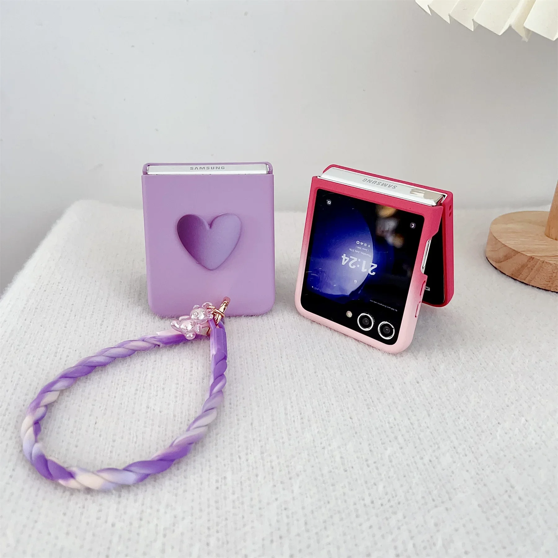 Cute Korean 3D Gradient Love Heart Case with Bear Hand Strap for Galaxy Z Flip 5 5G Z Flip5 Flip5 Zflip5 Zflip5 Z Flip 5 Cover