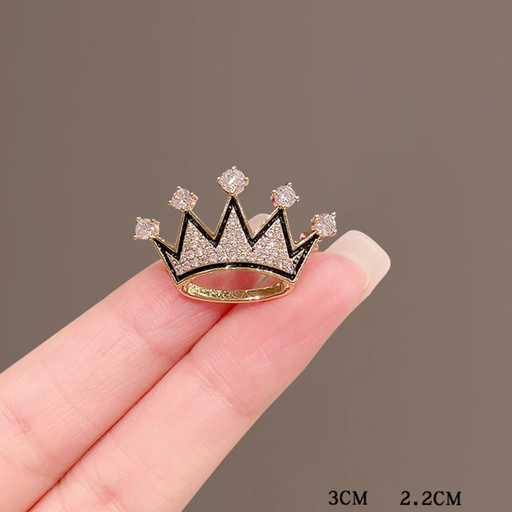 Exquisite Small Crown Brooch White Crystal Luxury Corsage Collar Pin for Men Women High-end Suit Sweater Accessories Badge