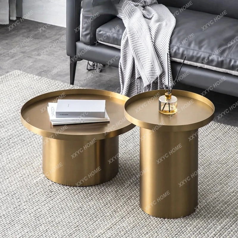 

Комплект кофейных столиков из нержавеющей стали: круглые, высокие и низкие, в стиле легкой роскоши, для угла помещения.