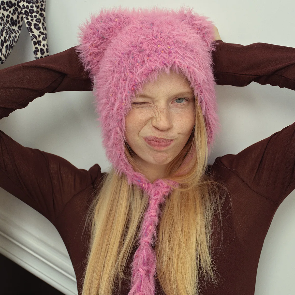 قبعة نسائية شتوية بألوان الدوبامين - قبعة بولكا دوت برباط على شكل دب لطيفة قابلة للسحب، قبعة دافئة للطقس البارد