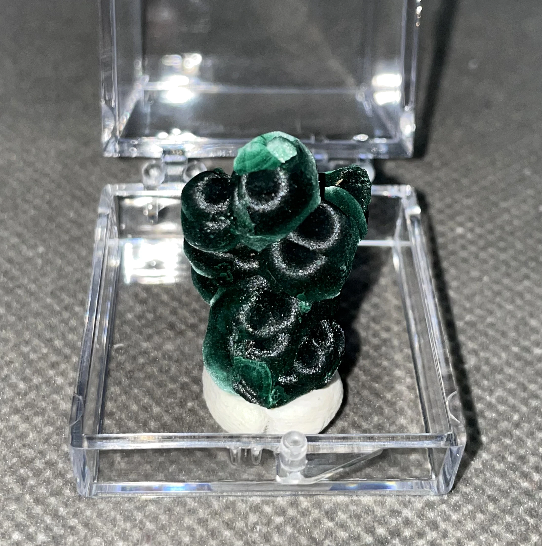 

BEST! 100% Natural velvet malachite mineral specimen crystal Stones and crystals Healing crystal + box size 3.4cm