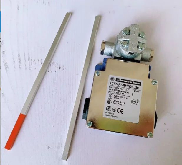 

High temperature resistant cross limit switch XCKMR54D1H29L30