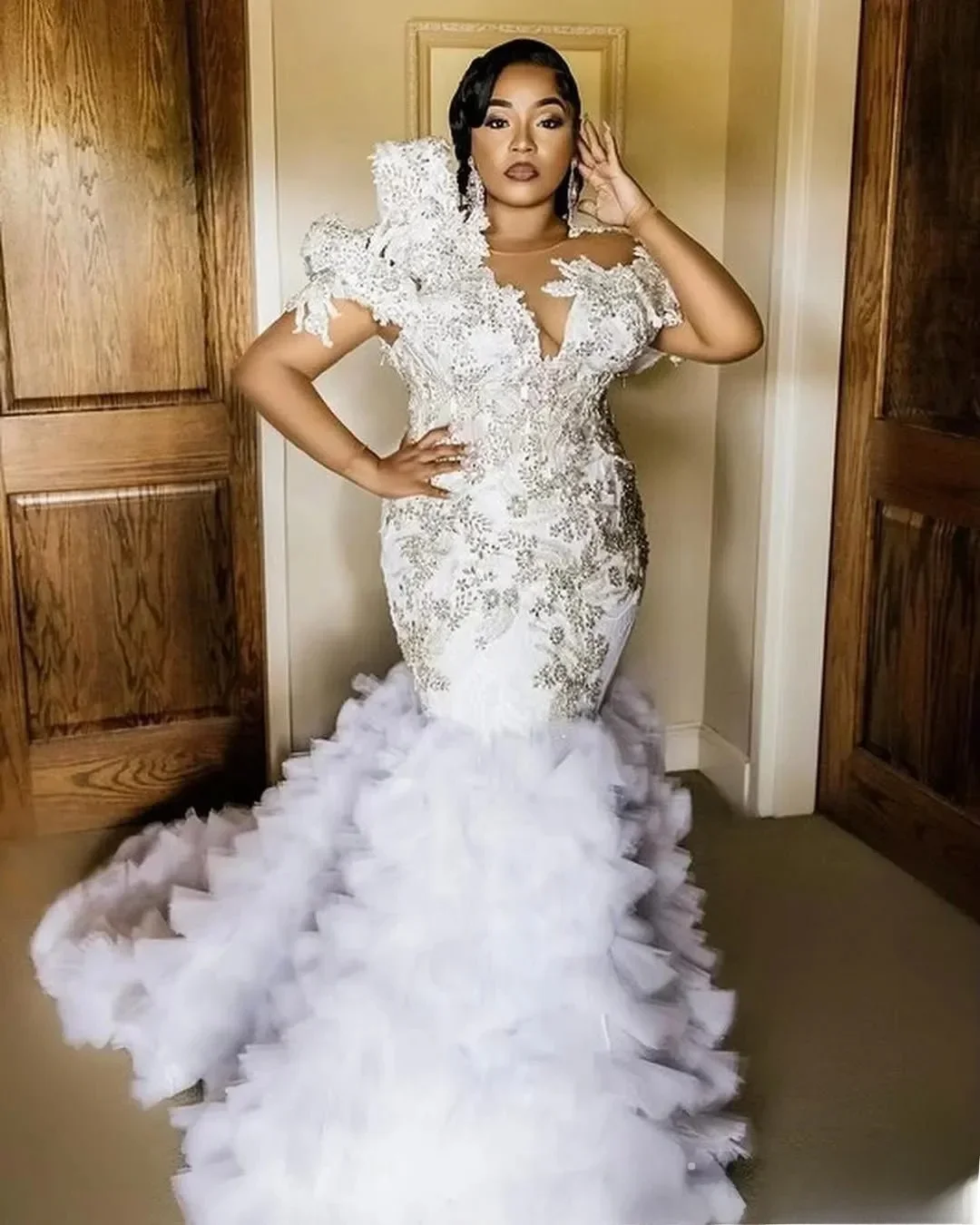 カスタマイズされたアラビア風アソエビプラスサイズアイボリーウェディングドレスクリスタルレースノースリーブティアードチュール豪華な花嫁衣装ドレス