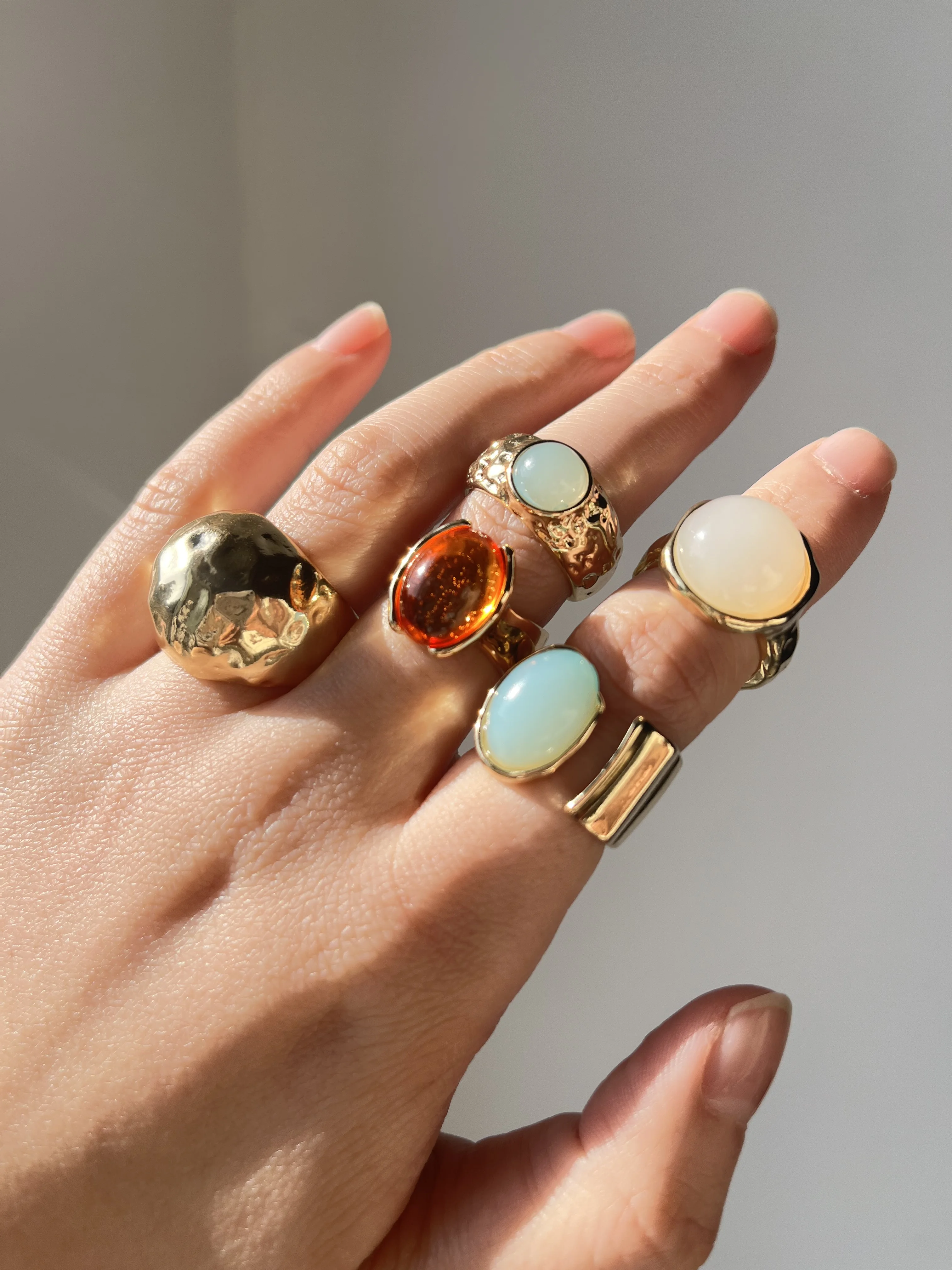 مجموعة مكونة من 5 قطع من خواتم الأكريليك الذهبية الزرقاء والفضية والمجوهرات النسائية العصرية القابلة للتكديس اليومي على الطراز المفتوح غير النظامية INS