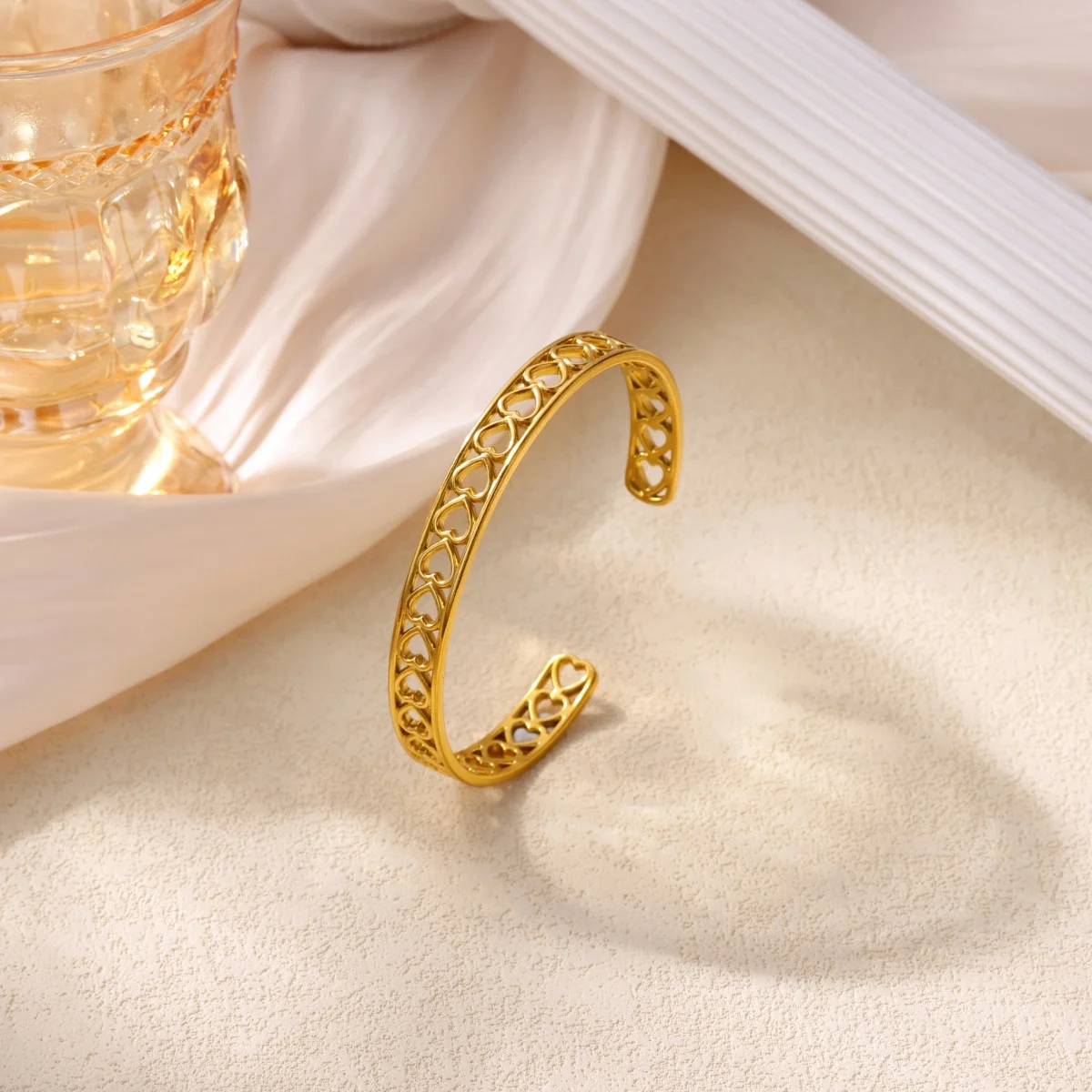 

Hollow Heart-Shaped Bracelet For Women 18K Gold-plated Stainless Steel Splicing Bracelet Girls Minimalist Jewelry Accessories