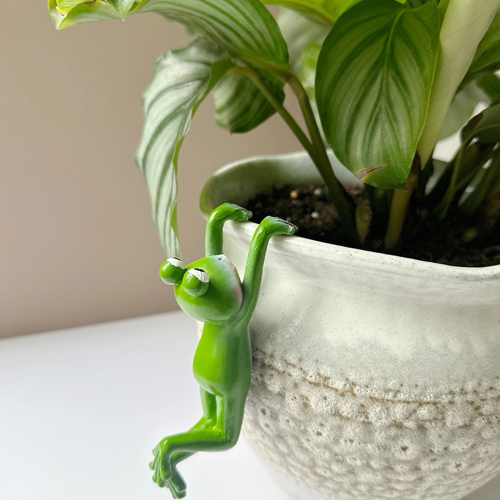 Cute Climbing Frog Figurines Flower Pot Hugger Resin Hanging Frog Sculpture Outdoor Statue Plant Pot Decorations Patio Ornaments