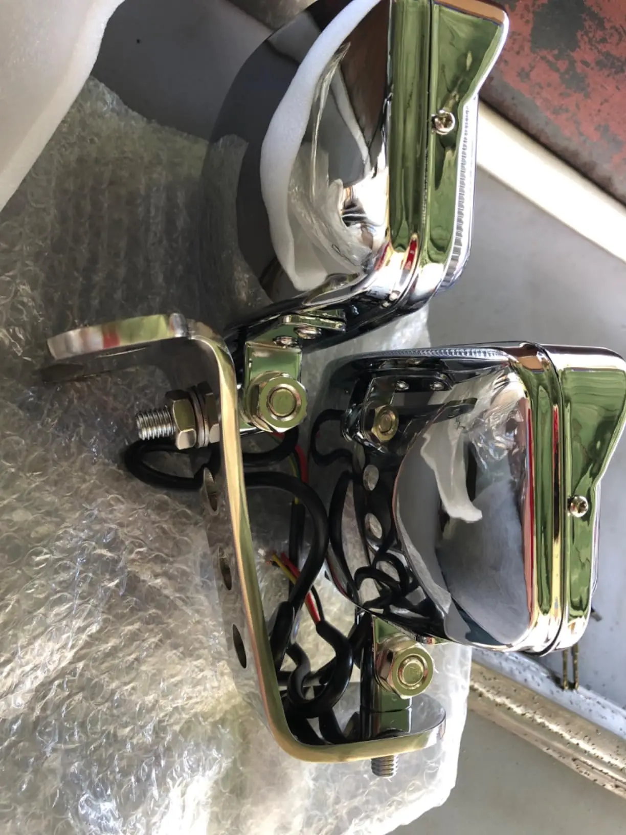 Support universel pour phare de moto, sans fixation sur le guidon, revêtement noir en poudre, compatible Harley Sportster Big Twin Triumph, fixation par boulons inférieurs.