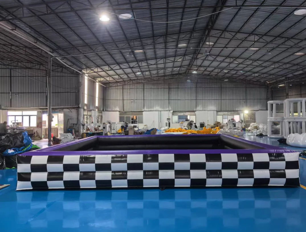 Pista da corsa gonfiabile Go Karts per eventi di feste per bambini con paraurti gonfiabile commerciale personalizzato in vendita