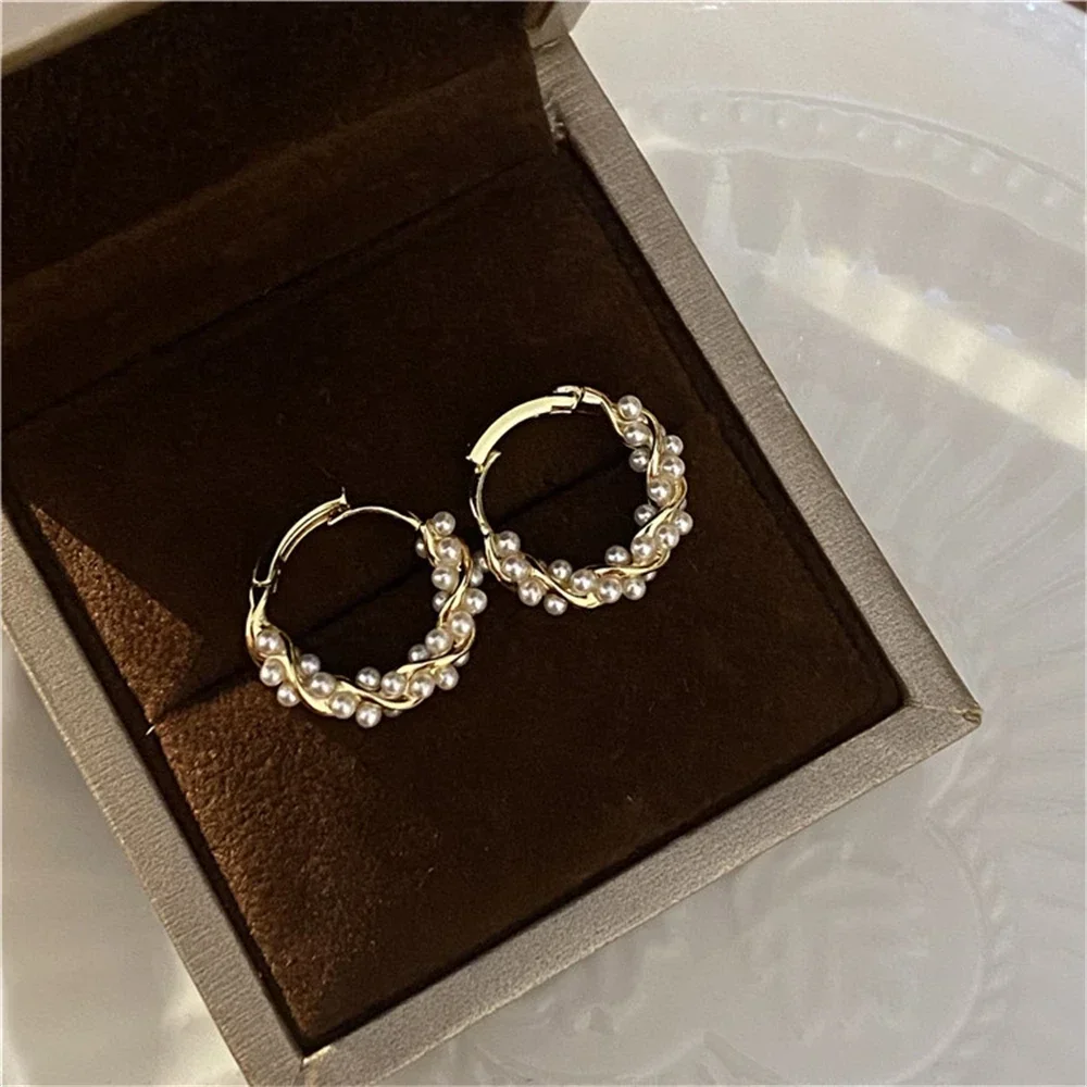 Anting-anting Hoop serbaguna kecil mutiara lingkaran temperamen sederhana Korea untuk wanita hadiah perhiasan pesta 2024