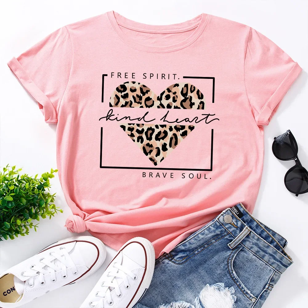 Camiseta estampada com coração de leopardo feminino, camiseta feminina de verão casual manga curta, camiseta básica, tops de algodão