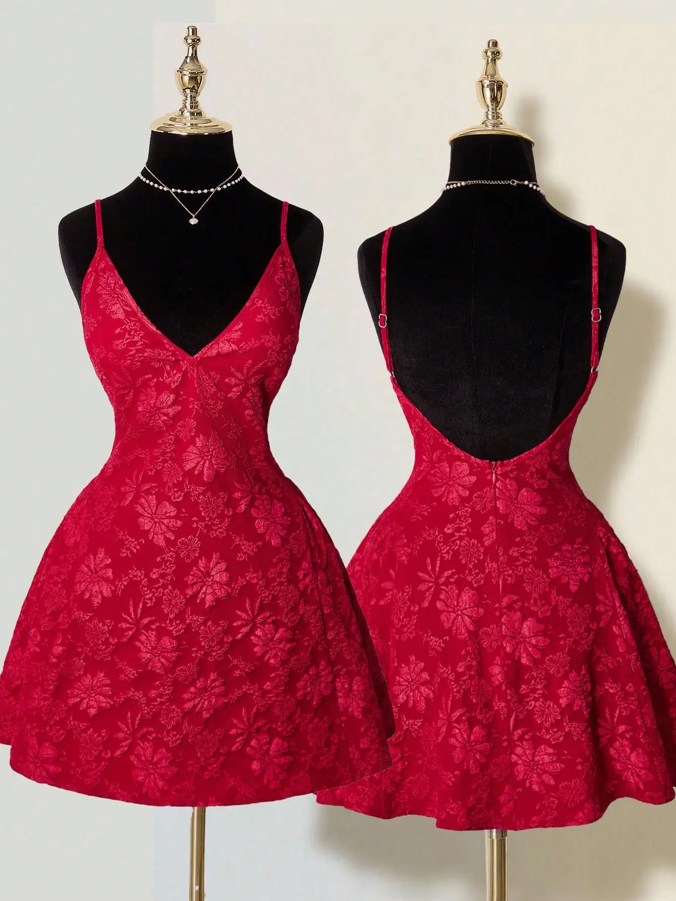 

Красное мини-платье А-силуэта с цветочной вышивкой, глубоким V-образным вырезом и открытой спиной