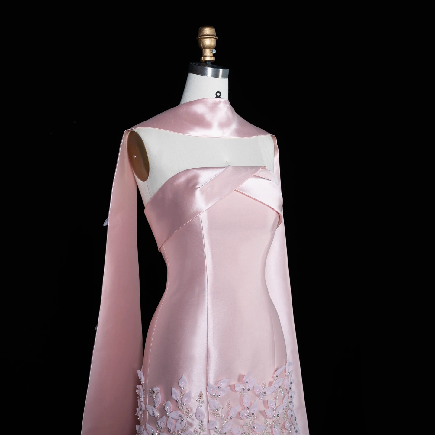 Sharon Said Luxuriöses 3D-Blätter-Abendkleid in Blush Pink aus Satin mit Meerjungfrauen-Cape, Dubai Arabisches Hochzeits- und Abschlussballkleid SS463 Maßanfertigung – Detail 13