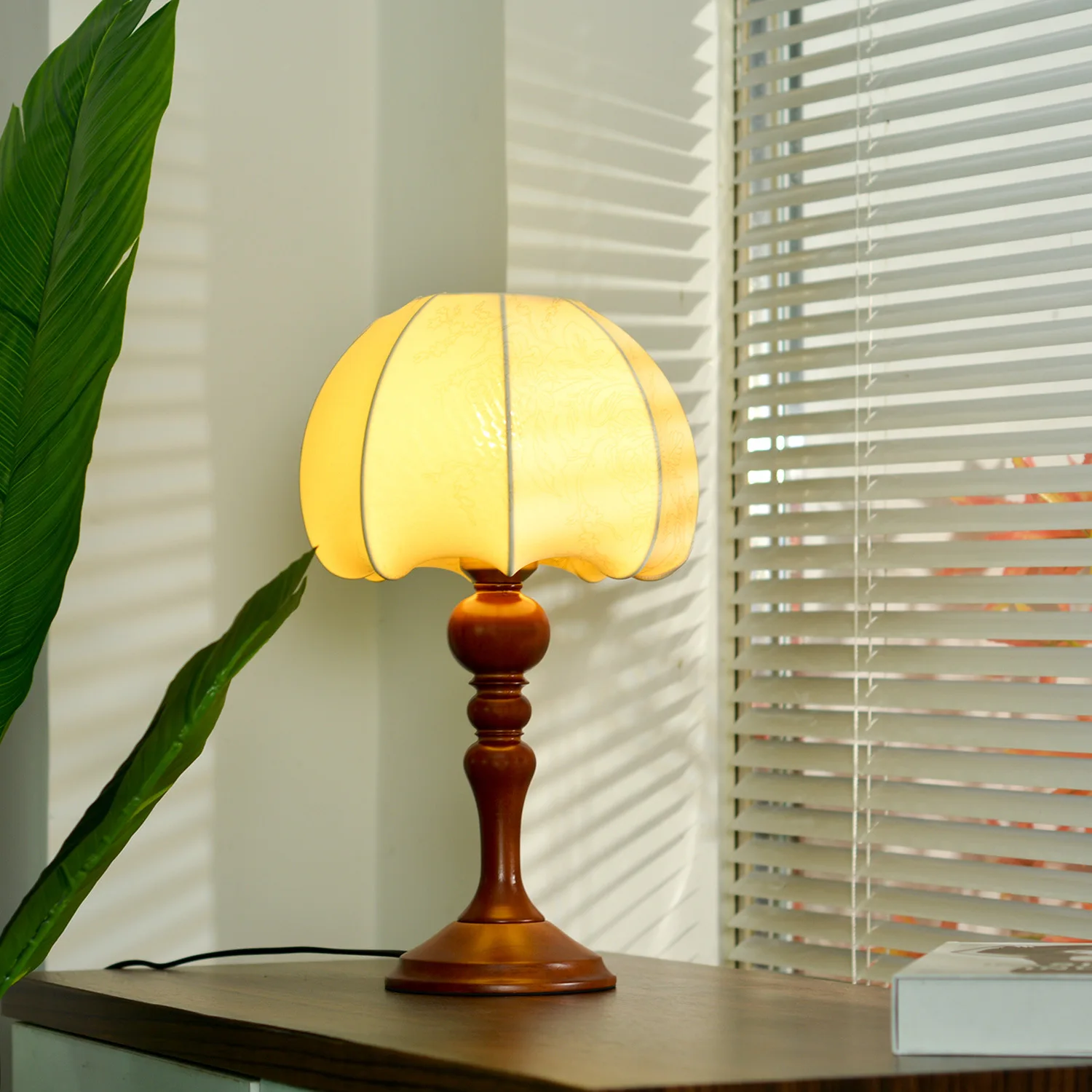 American Style New High-end Decoration Bedroom Retro Nostalgic Bedside Atmosphere Lighting Fabric Desk Lamp