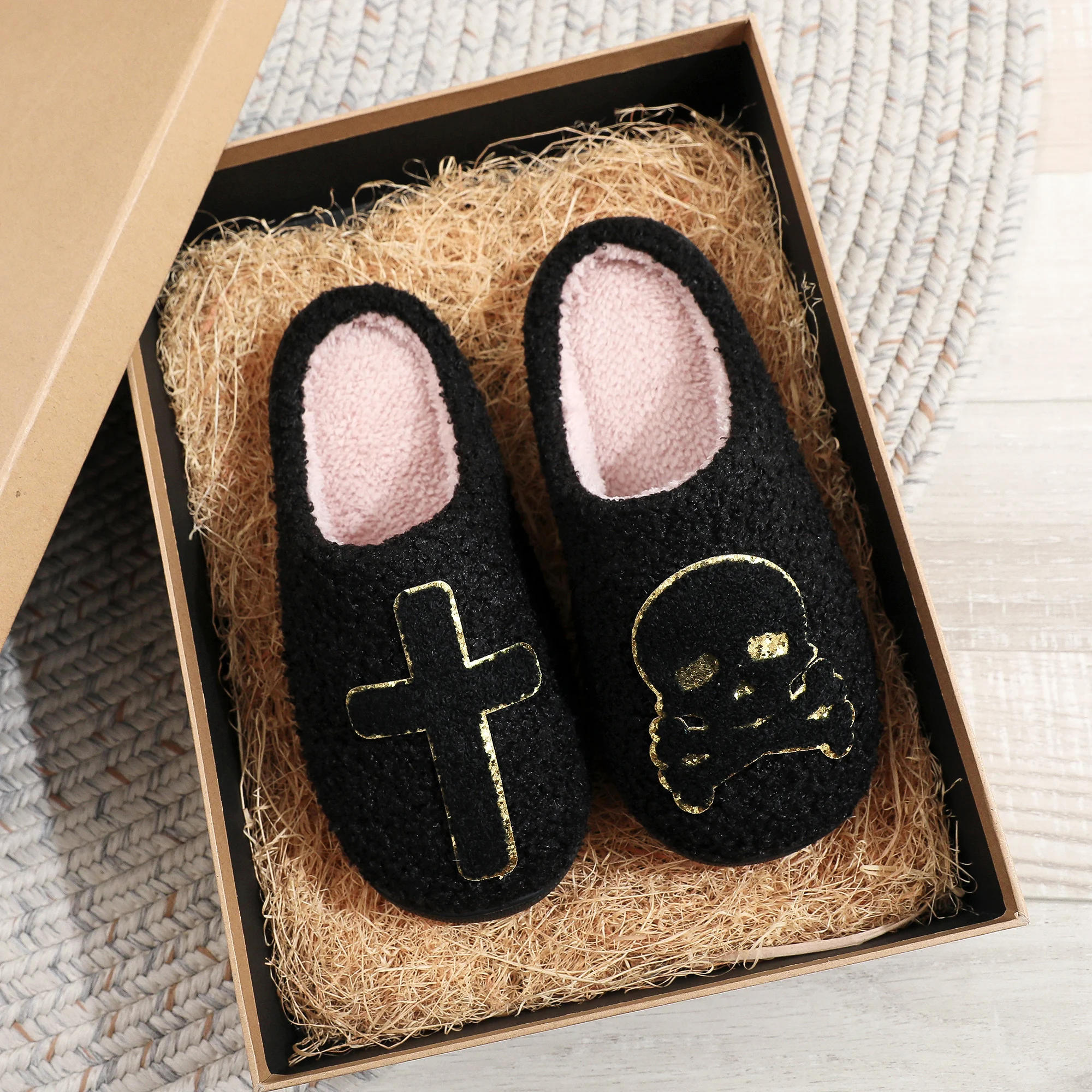 A Pair of Black Halloween Horror Skeleton Cross Pattern Embroidered Plush Home Thick-Soled Comfortable Slippers, Personalized Warm Non-Slip Indoor Slippers, Autumn and Winter Gifts for Men and Women