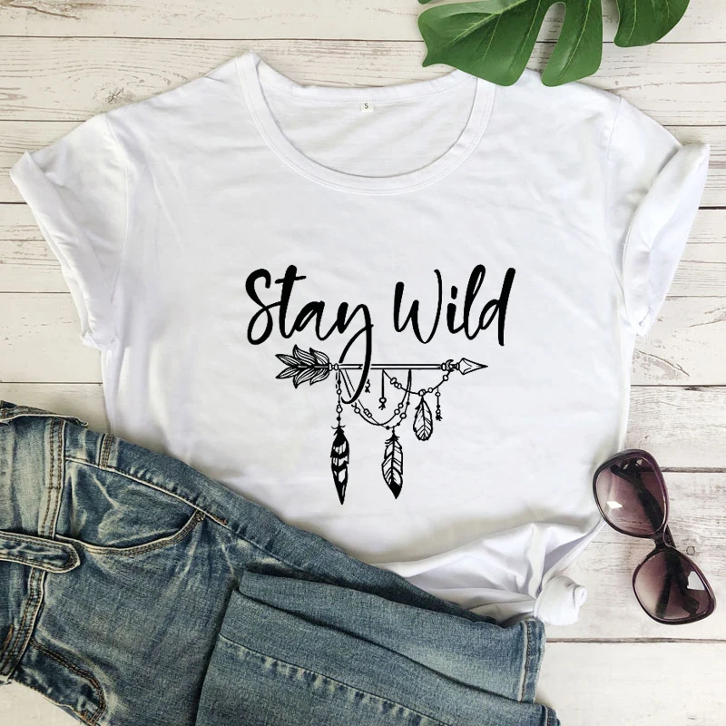 

Футболка Stay Wild: Стильная женская футболка в стиле бохо, винтажная летняя футболка с коротким рукавом, с графическим принтом в стиле 90-х, для кемпинга, топ, дропшиппинг