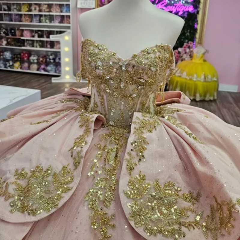 

Блестящие розовые платья Quinceanera по индивидуальному заказу с открытыми плечами, блестящая наклейка, многослойная кристаллами, длинный хвост, бант, Vestido 15, Quinceanera