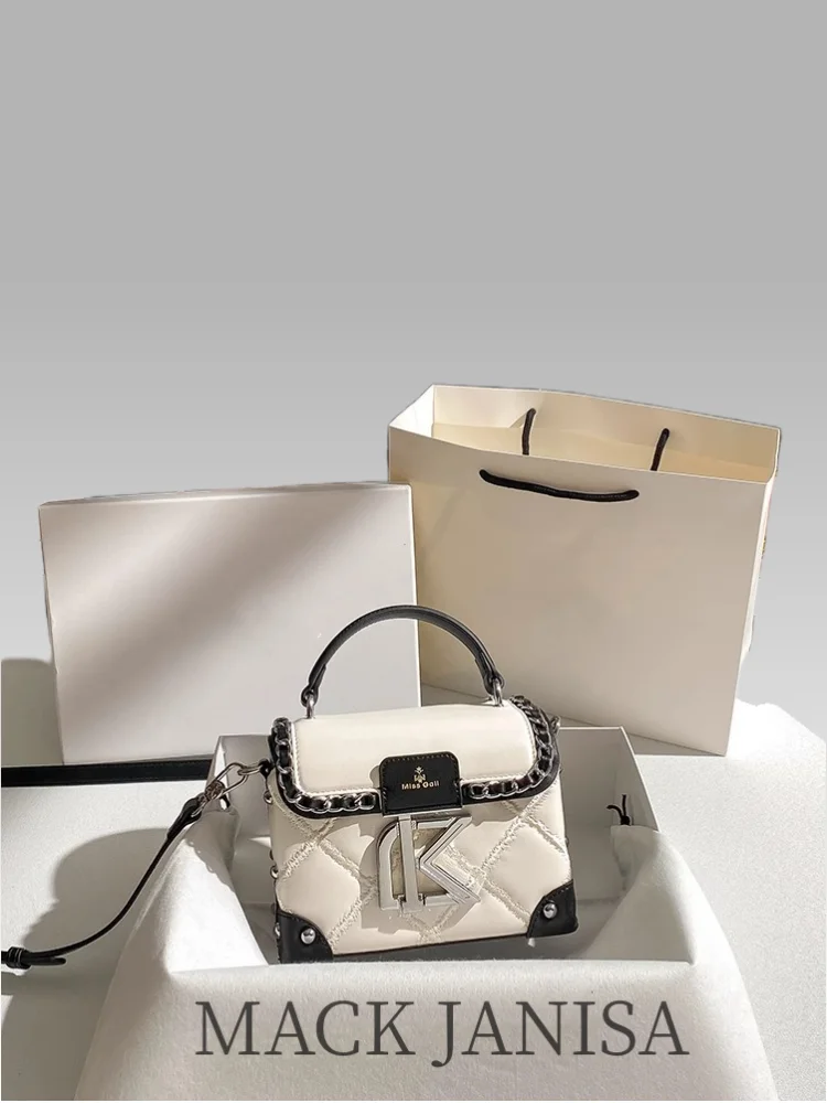 

Stylish and Luxury Makeup Bag with Charming Decoration Printing and Chain Women's Popular and Versatile Handheld Crossbody Bag