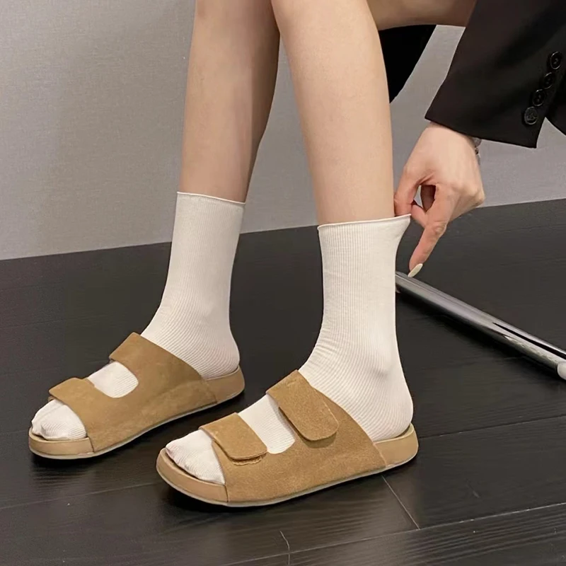 Sandal rumah sepatu rendah sandal Platform sandal wanita lembut Musim Panas 2024 kain PU karet Hoof Heels Retro kait & Loop