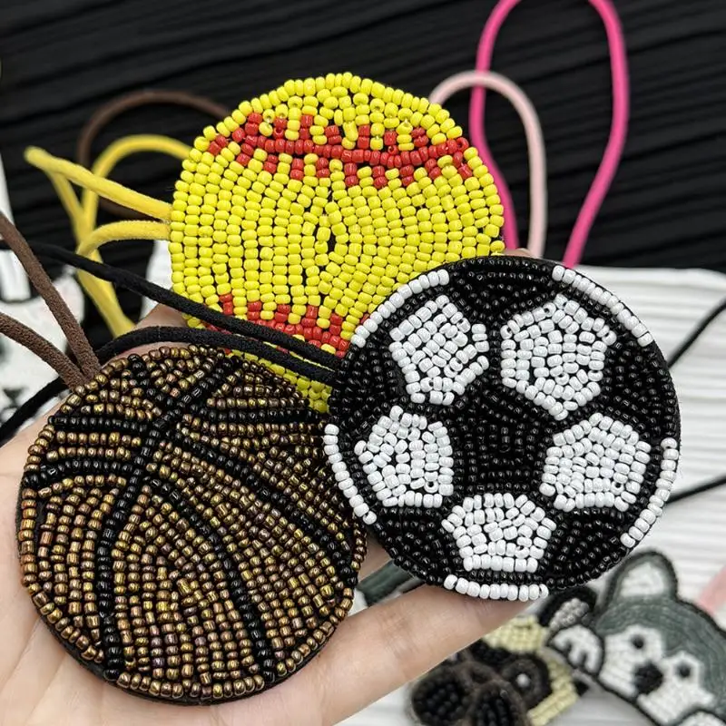 Fetching Dog Emblem Cordón Parche Colgante de fútbol Regalos decorativos para el hogar.