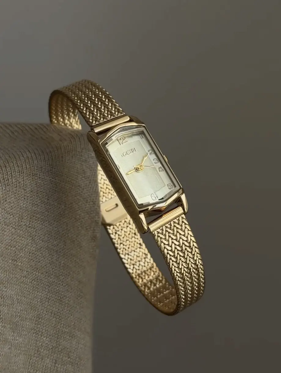 New Vintage-Style Wristwatch, A Small Gold Watch With A Sophisticated And Elegant Design, A High-Quality Quartz Watch For Women.
