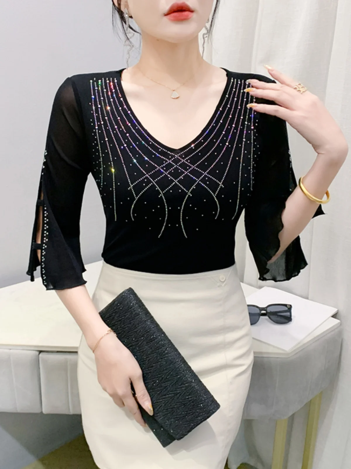 2025年夏 セクシーVネックTシャツ レディース セブンスベデザイン 重刺繍グリッタートップ ファッショナブルな小さめTシャツ