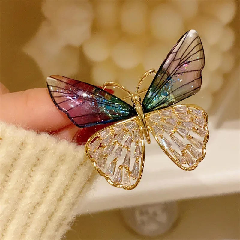 

CC Butterfly Brooches for Women Gradient Purple Color Zirconia Coat Pins Buckle Romantic Accessories Essential Gifts Corsage B62