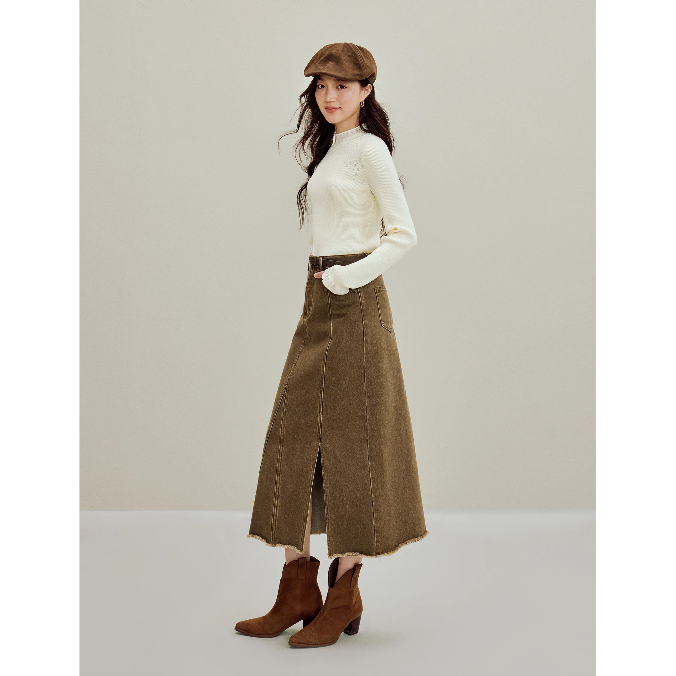 ملابس تريكو نسائية جديدة لخريف 2025 بقصة ضيقة وطبقة أساسية جذابة - ملابس تريكو برقبة وهمية مزينة بالدانتيل الحلو