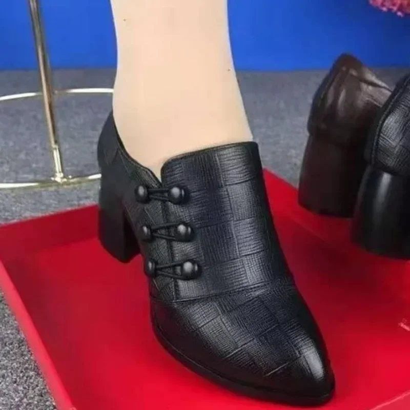 Zapatos de tacón alto de cuero suave con botonadura para Mujer, calzado de vestir de punta estrecha, Retro, para mamá, novedad de otoño