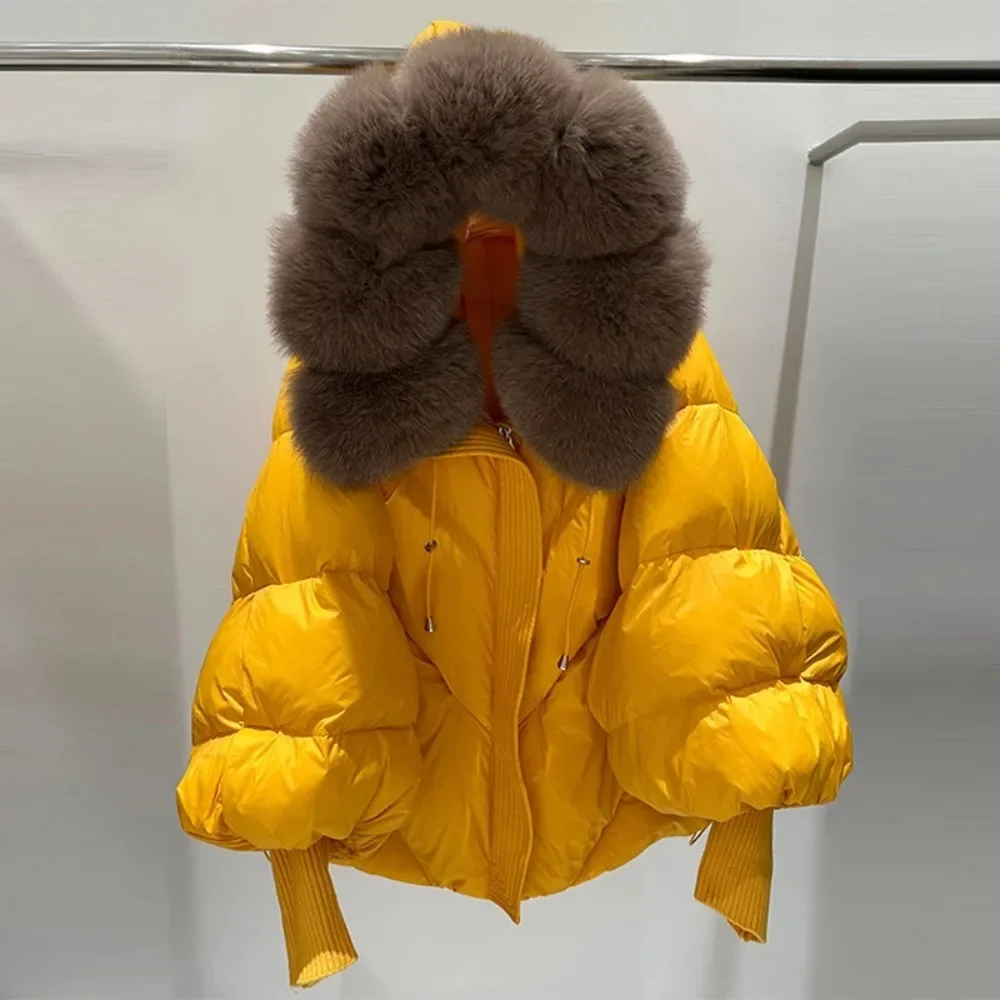 Cappotto di pelliccia di realtà Nuovo inverno Grande piumino con cappuccio in vera pelliccia da donna Addensare manica calda lavorata a maglia Piumino d'anatra bianco Parka medio lungo