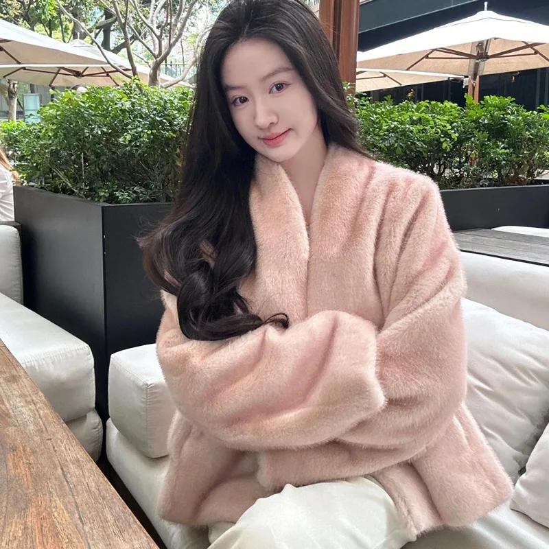 

Женское зимнее утепленное пальто из искусственного меха норки