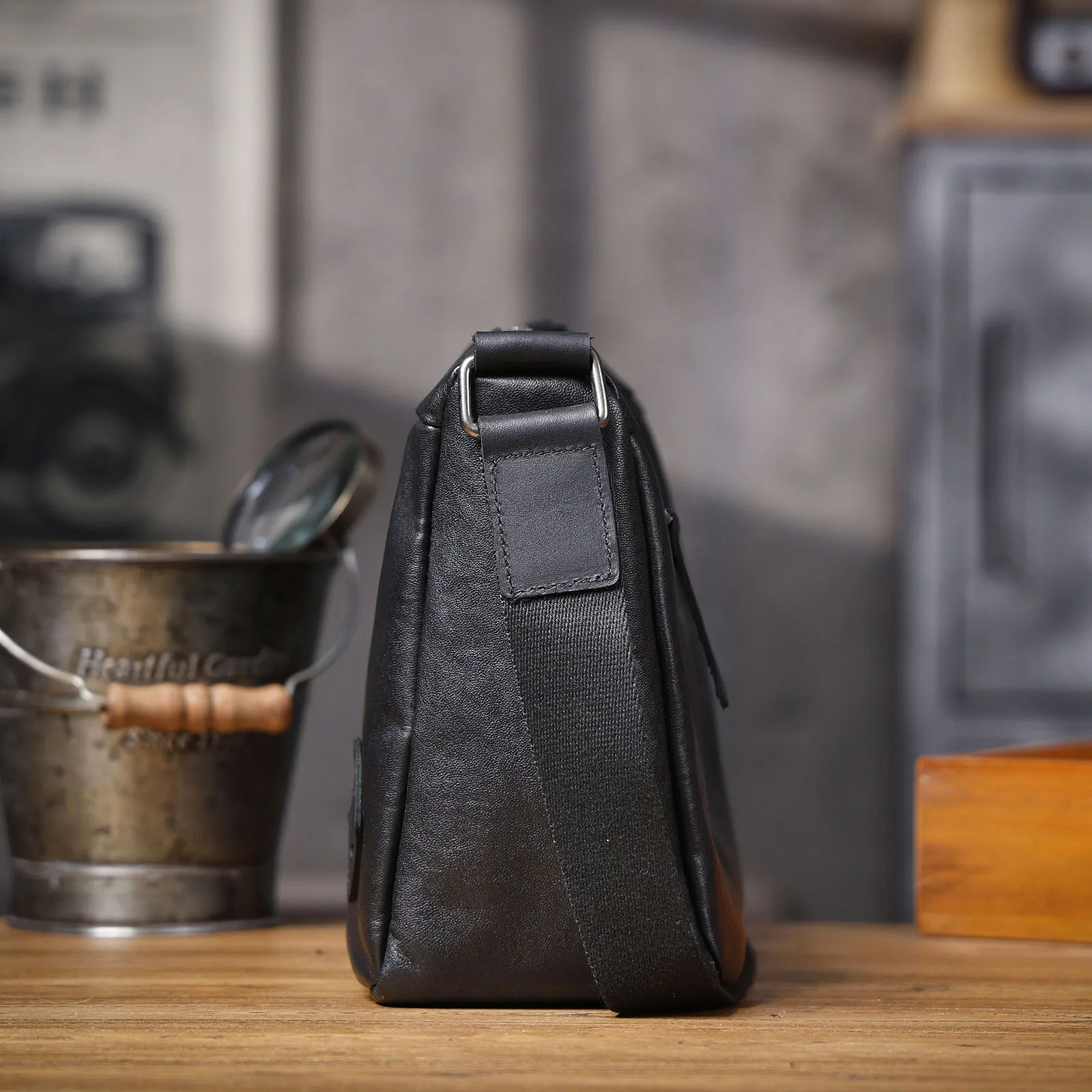S.WORKER Vintage Herren-Umhängetasche aus Vollnarbenleder | Handgefertigter Messenger aus Used-Leder – Detail 8
