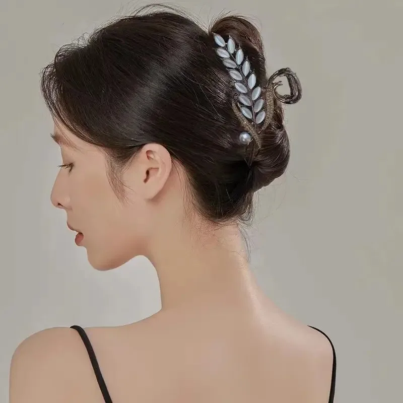 

Luxury, Leaf Grip Clip, Elegant Temperament, Hairpin, Women'S Back Of Head, Shark Clip, 2025 New Hair Accessories Female