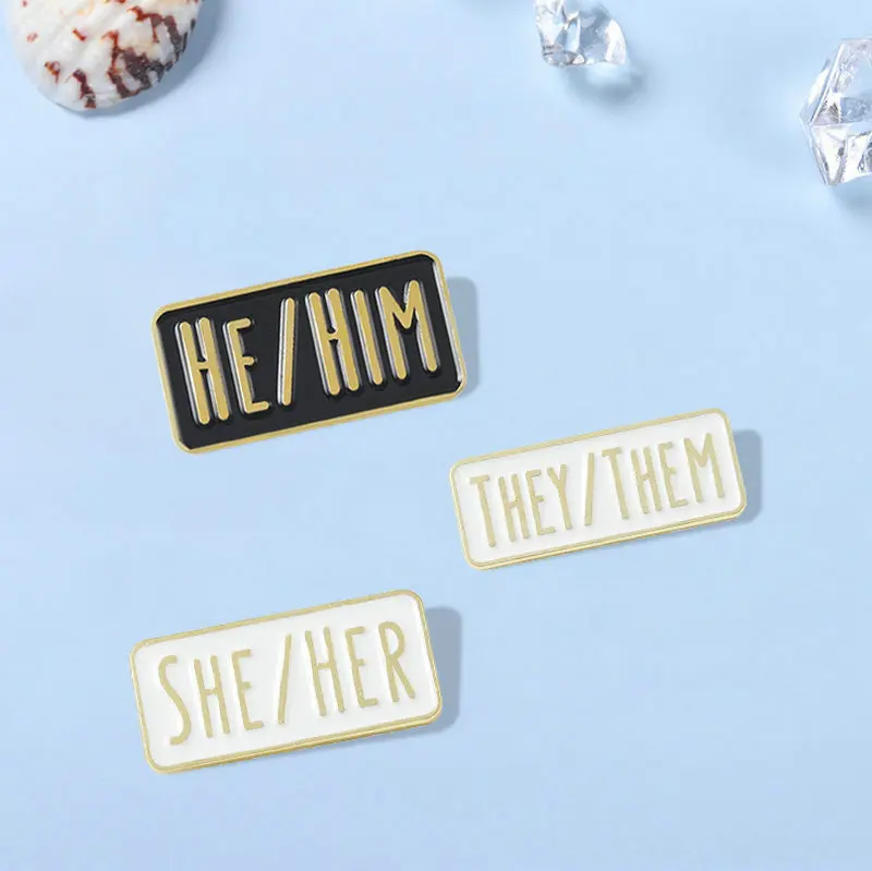 Alfileres personalizados HE HIM SHE HER THEM Broches insignias de solapa blancas y negras regalo de joyería divertido para amigos pronómetros simples esmalte