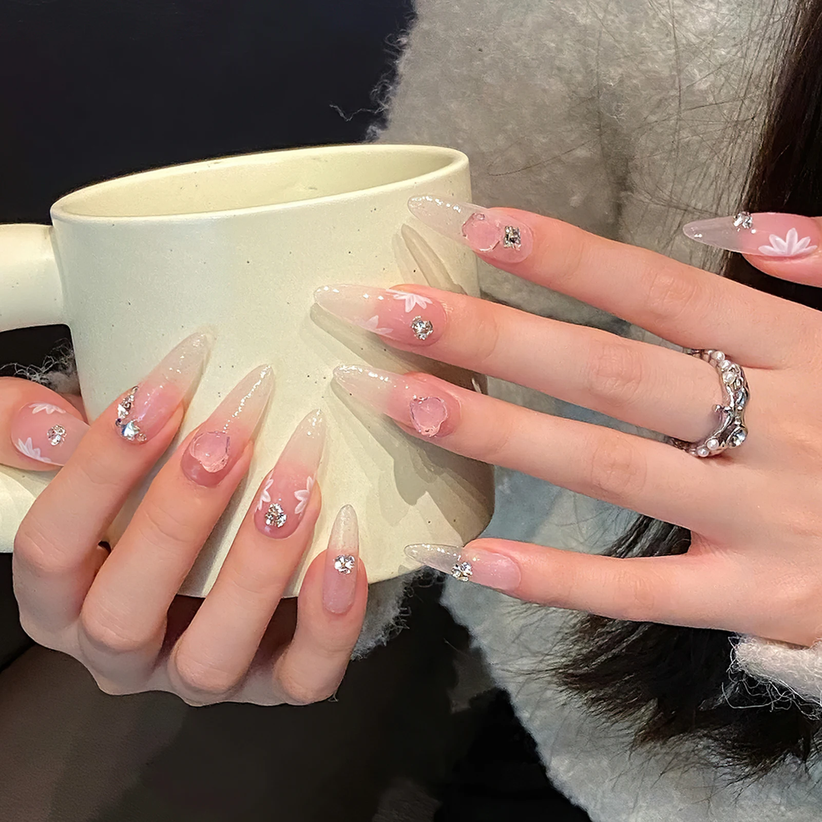 

Нажмите на ногти ручной работы, длинные миндалевидные накладные ногти для фототерапии, розовые градиентные румяна, круглые накладные ногти с цветочным декором из стразов