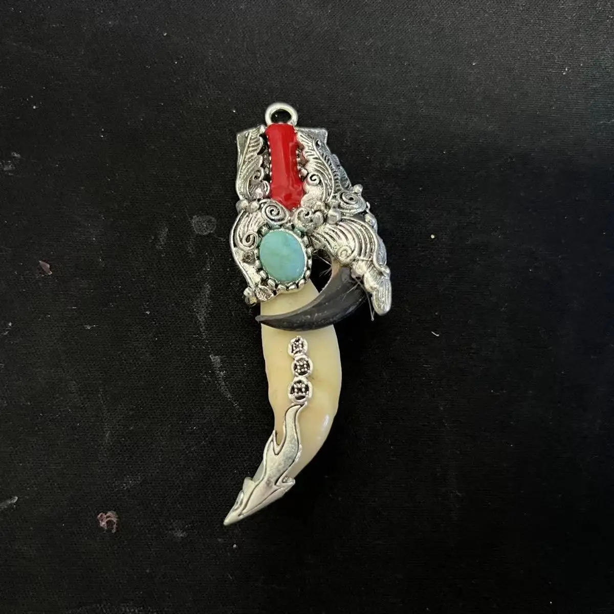 

Tibetan antiques Wolf's teeth Bear claw Tibetan silver mosaic Red pine amulet