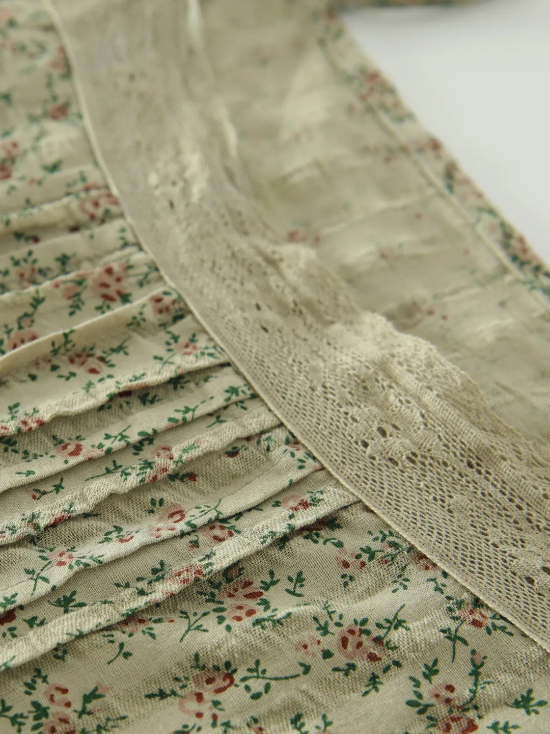 Vestido de Aodão com Estampa Floral Doce e Fresca, Alças com Babados, Estilo Versátil para Camadas, Detalhe em Renda para P...