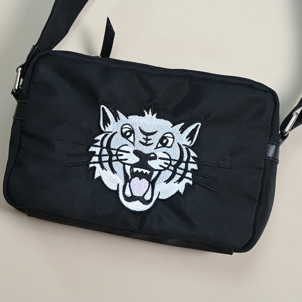 Nuovo modello di cartone animato ricamato Borsa per fotocamera a tracolla singola Sli Borsa casual coreana per il tempo libero Square ape ex