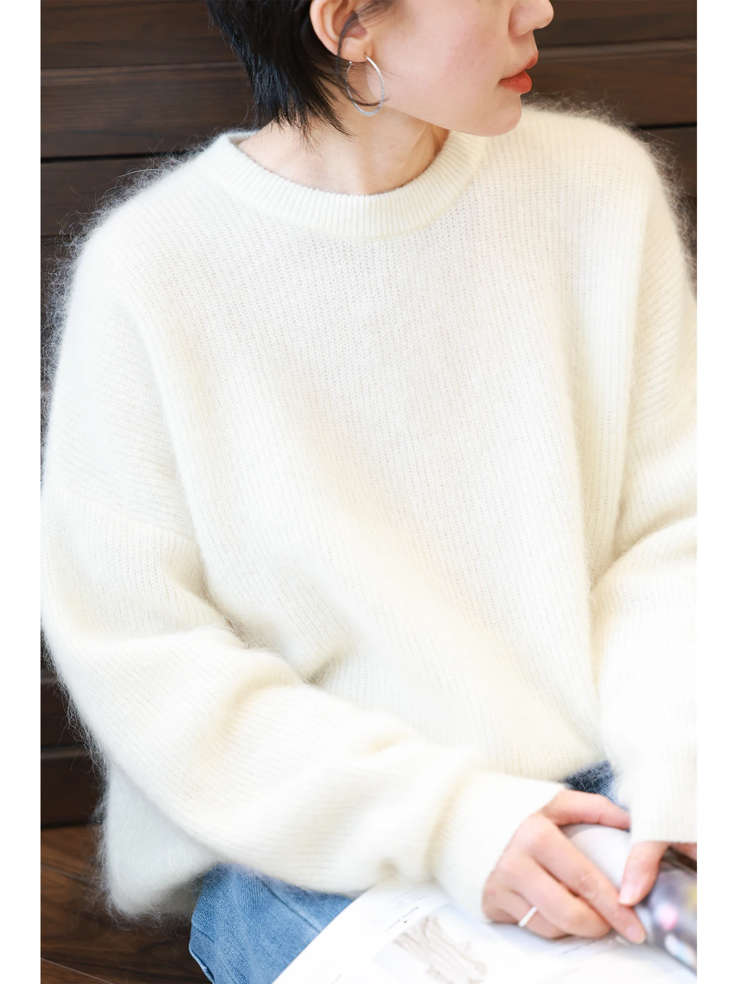 

Свободный женский вязаный свитер с длинными рукавами, круглым вырезом, из пушистой длинноворсовой шерсти, белый, в стиле кэжуал, для молодых женщин