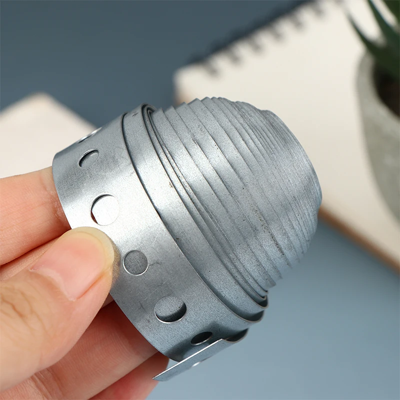 Umreifung aus verzinktem Stahl mit vorgestanzten Schlitzen – robustes Metallband mit mehreren Steckplätzen für Rohrstützen und Blecharbeiten