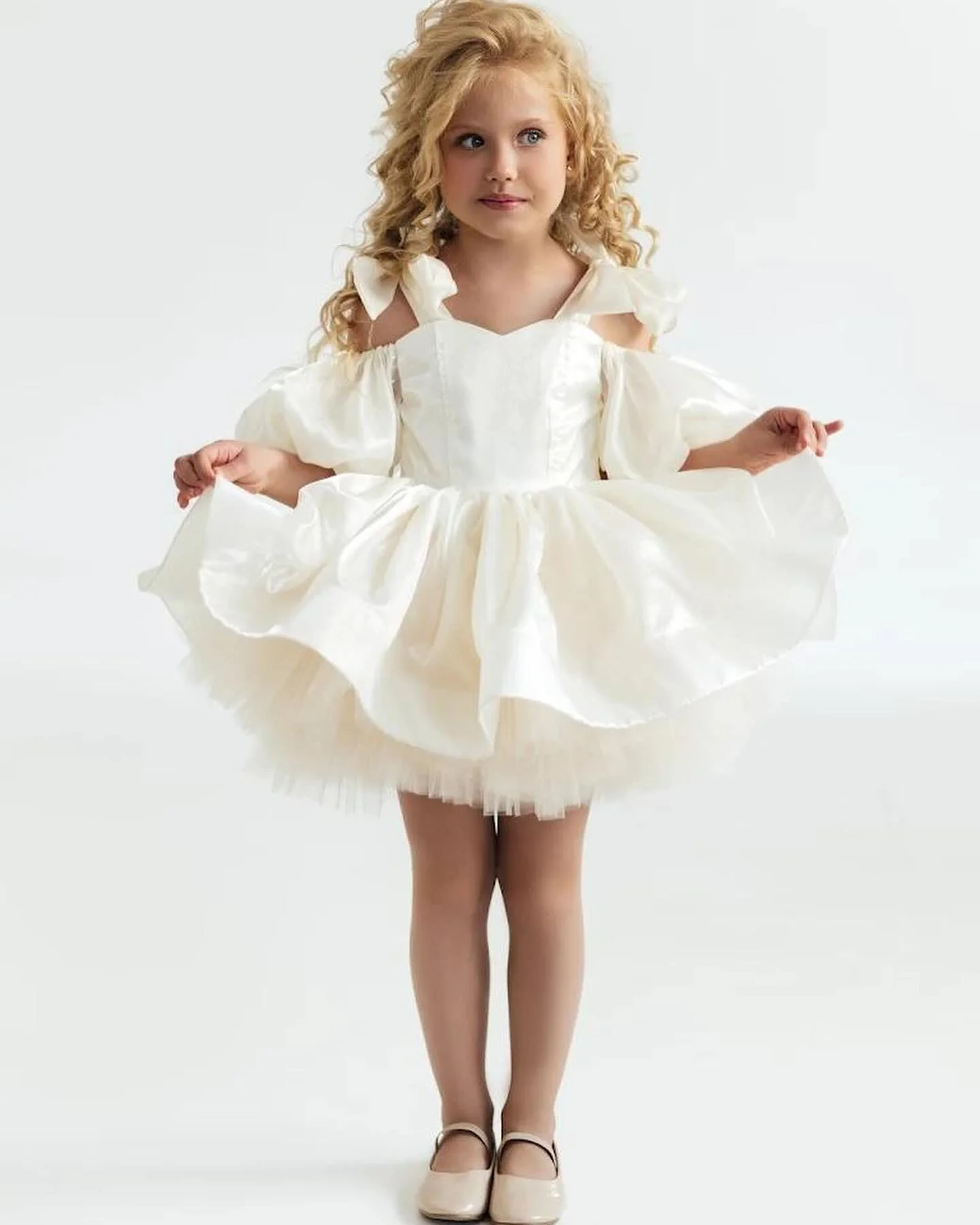 

Customized Flower Girl Dress For Wedding Ivory Satin Knee Length Puffy Princess Kids Birthday Party First Communion Ball Gowns