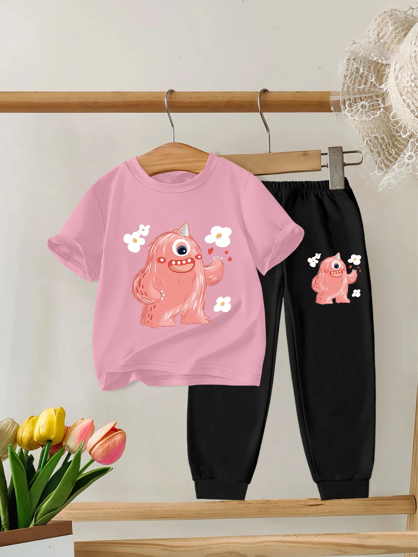 

2 предмета: милый и повседневный комплект спортивных штанов для девочек с круглым вырезом и короткими рукавами с принтами розового монстра из мультфильма