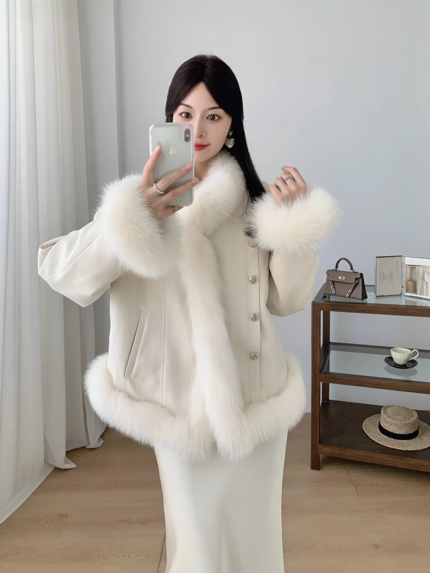 A young and youthful fox fur, suede and goose down jacket for women, short style, slimming
