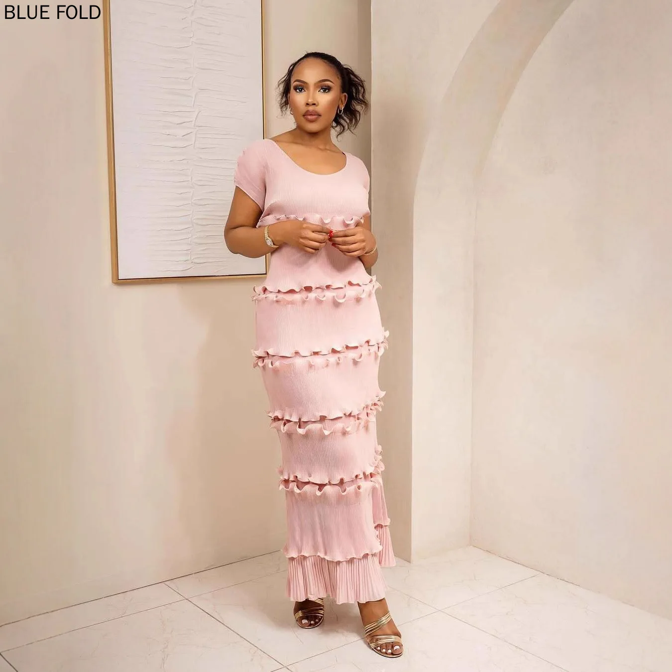 Miyake plissado moda cor sólida feminino grande decote em v camada de bolo borda de orelha de madeira vestido plus size