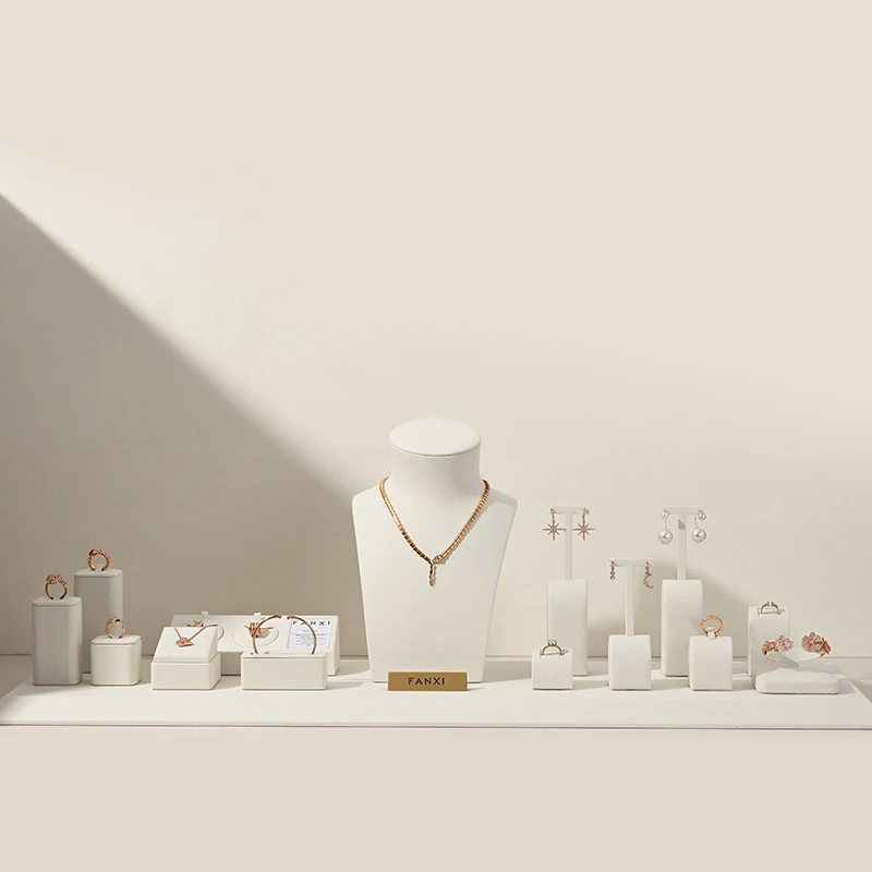 Oirlv Espositore per gioielli beige per anello, orecchino, collana, supporto per bancone della finestra del negozio, per oggetti di scena per esposizione di gioielli