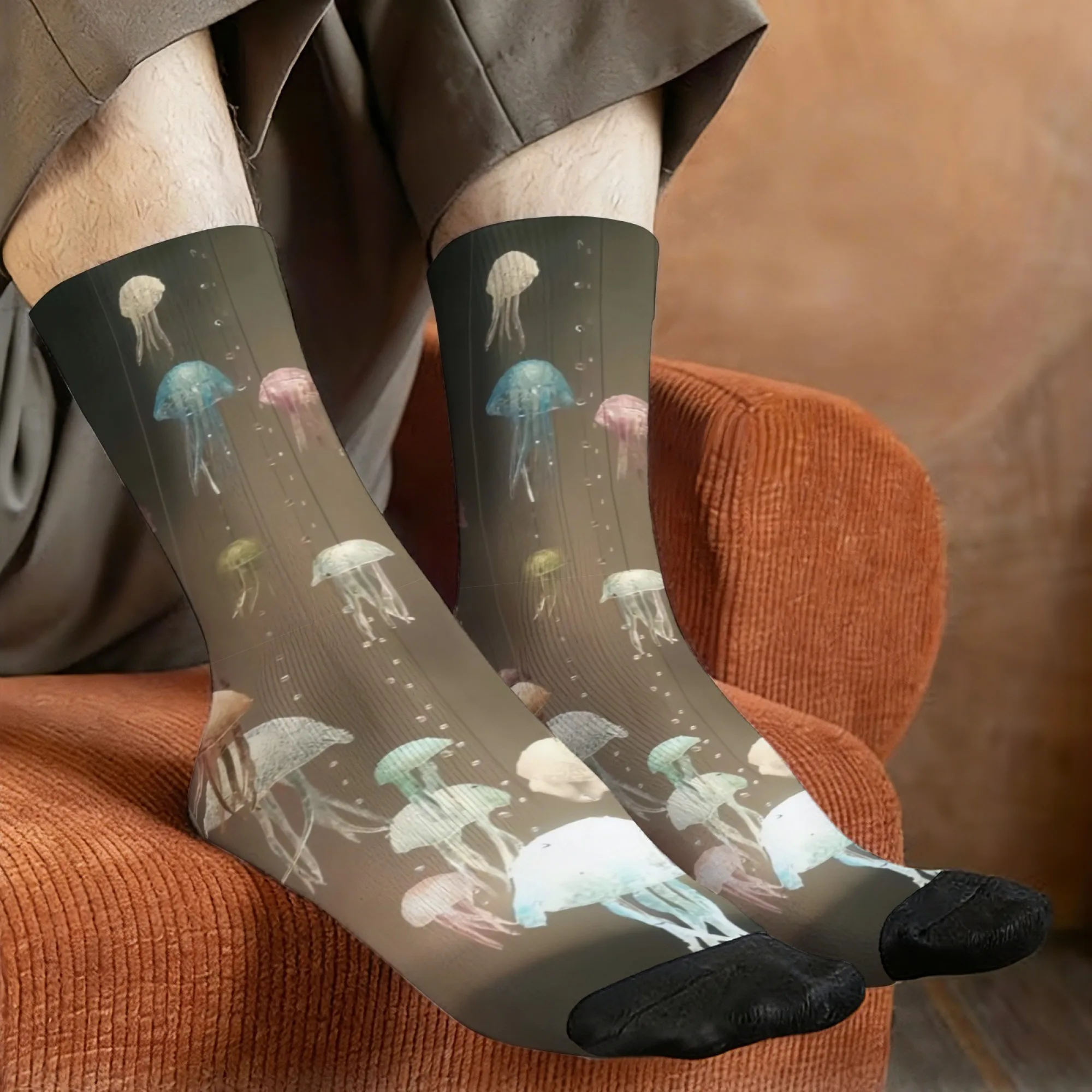 Retro-style dreamy jellyfish print men's socks, comfortable, breathable, non-slip casual socks, perfect for crazy parties.